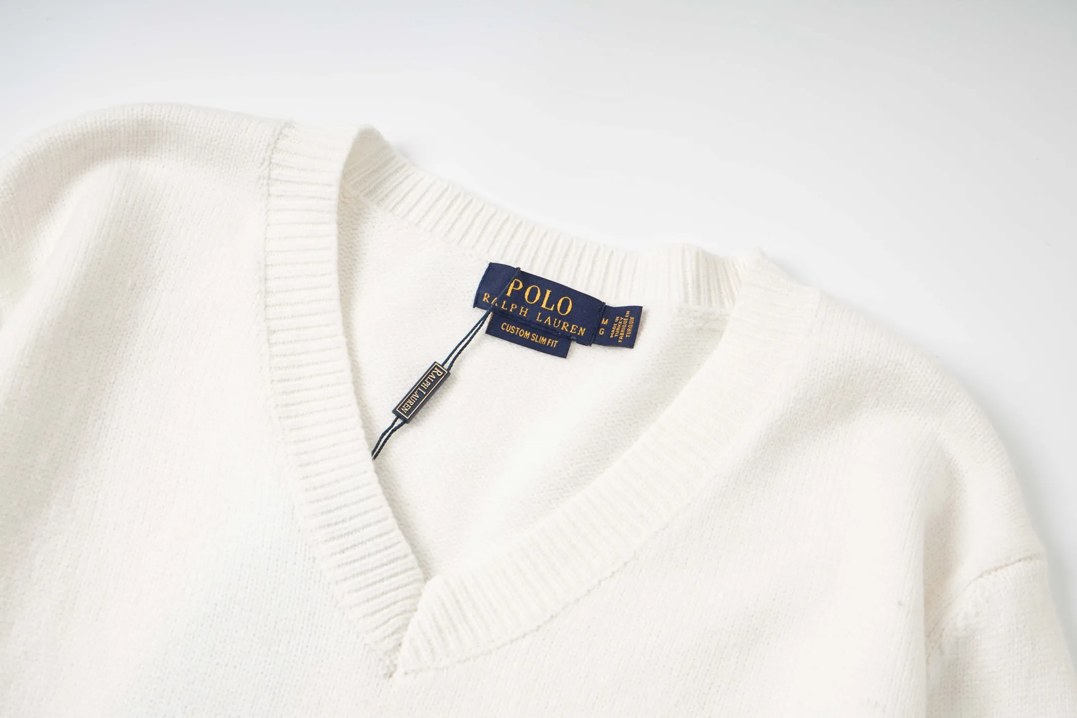 P210 Style number: Y197 Ralph Lauren men's crew neck sweater men's hemp flower original collar sweater. The version is really good-looking. It can be worn alone or as a jacket to be worn inside or outside. The upper body shows personal fashion charm. Four colors are available. The same style for men and women. A must-see item for new summer products. Tag, hanging grain, washed, packaging bag, full set of accessories. Very good appearance. Super exquisite workmanship. Size: S-XL